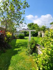 a white cross in the middle of a yard at Appartement Duplex 55m2 face à la mer in Luc-sur-Mer