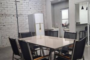 a dining room with a table and chairs at Casa Temporada Terra Nova in Uberaba