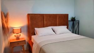 Ein Bett oder Betten in einem Zimmer der Unterkunft Hilltop Villa Risika