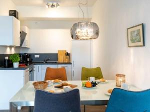 een keuken met een tafel met eten erop bij Hafenspitze App 04 in Wismar
