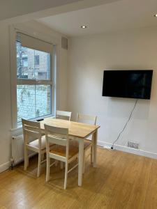 TV i/ili multimedijalni sistem u objektu Spacious Battersea Apartments