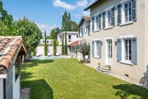un'immagine del cortile di una casa di Les Cyprès - Amazing house with garden and pool a Tassin-la-Demi-Lune