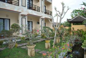 a garden in front of a building at Betesda Guest House in Canggu