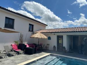 Bazén v ubytování Studio cosy « Le Cocon » avec piscine et spa nebo v jeho okolí