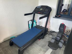 Fitness centrum a/nebo fitness zařízení v ubytování Studio cosy « Le Cocon » avec piscine et spa