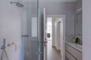 Un baño blanco con ducha y lavabo. en Ella SR by TLV2rent, en Tel Aviv 27 fotos más