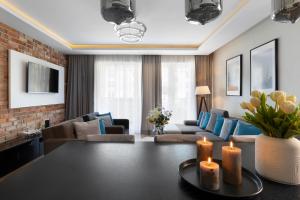 Televízia a/alebo spoločenská miestnosť v ubytovaní Elite Apartments Downtown Premium