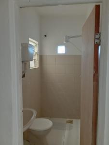坎普斯戈伊塔卡濟斯的住宿－Angelus Hotel & Estacionamento，一间带卫生间和水槽的浴室