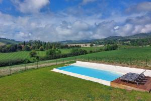 Bazén v ubytování Agriturismo Biancarda nebo v jeho okolí