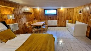 1 dormitorio con cama, mesa y bañera en Apartment Meertraum Steinhude, en Steinhude