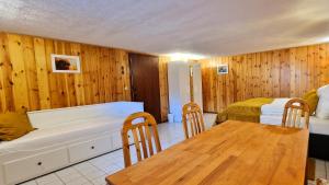 Un dormitorio con una cama y una mesa en una habitación. en Apartment Meertraum Steinhude, en Steinhude 8 fotos más