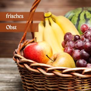 una cesta de frutas con manzanas, plátanos y uvas en Hotel Lava Inn - 24 h Check-In - Nähe LKH, Landeskrankenhaus, Feldbach en Feldbach