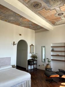 um quarto com uma cama e um tecto de madeira em THE SUNSHINE LOFT em Livorno