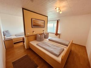 a bedroom with two beds in a room at Pension zum Krug, Messe München in Hergolding