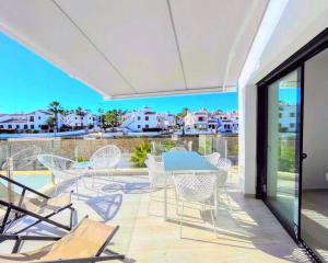 a patio with chairs and a table on a balcony at Soleil Villamartin Golf in Villamartin