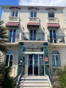 un hotel horizonta el edificio davisza con un cartel en Hotel Flots d'Azur, en Niza