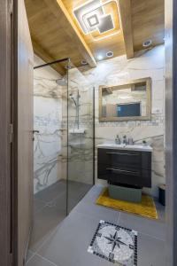 un baño con lavabo y espejo en Royal Blue Marine, en Vodice