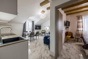Una cocina y una sala de estar con fregadero. en Royal Blue Marine, en Vodice