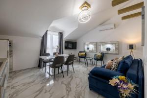 Una sala de estar con un sofá azul y una mesa. en Royal Blue Marine, en Vodice 9 fotos más