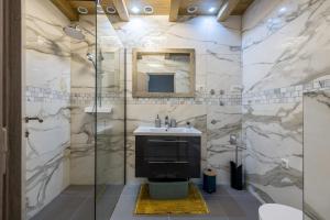 Un baño con lavabo y ducha en Royal Blue Marine, en Vodice