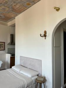 um quarto branco com uma cama e um tecto em THE SUNSHINE LOFT em Livorno