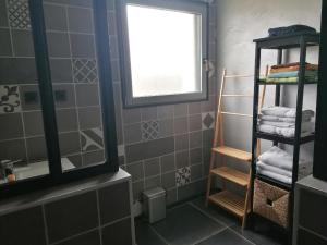 ein Badezimmer mit Handtuchhalter und Dusche in der Unterkunft Maison calme, près du puy du fou in La Gaubretière + 6 Fotos