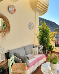 ein Wohnzimmer mit einem Sofa auf einer Terrasse in der Unterkunft Can Luc Altea in Altea
