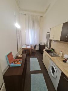 A kitchen or kitchenette at Júlia apartman