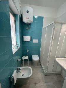 a blue bathroom with a toilet and a sink at SoleeMare Barletta in Barletta