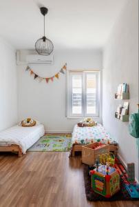 1 Schlafzimmer mit 2 Betten und einem Spielbereich in der Unterkunft Casa do alqueva in Reguengos de Monsaraz