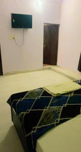 OYO Hotel Shubham Palace في عليكره: غرفة بسريرين في غرفة بها باب