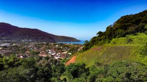 uma vista para uma cidade a partir de uma colina em Mini Chalés Madeira Beach em Ubatuba