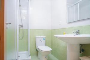 ペニスコラにあるApartamento Mestralのバスルーム(トイレ、洗面台、シャワー付)
