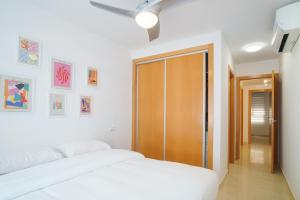 ペニスコラにあるApartamento Mestralのベッドルーム(白いベッド1台、木製クローゼット付)