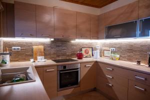 アルテミダにあるBayside House by Libracommの木製のキャビネットとシンクを備えたキッチン
