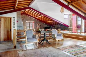 Ponta GarçaにあるPonta da Amoraのテーブルと椅子のあるリビングルーム