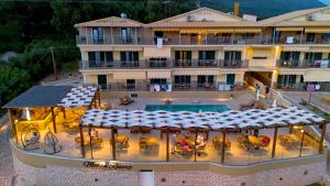 uma vista aérea de um hotel com uma piscina em Maria Resort Parga em Parga