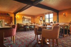 un ristorante con sala da pranzo con tavoli e sedie di Blue Ball Inn a Lynmouth