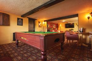 una camera con tavolo da biliardo di Blue Ball Inn a Lynmouth