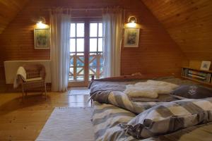 1 dormitorio con 2 camas y ventana grande en Charming Chalet Rogla, en Hudinja