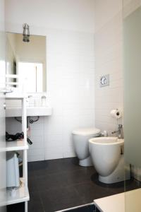 W łazience znajduje się toaleta, umywalka i lustro. w obiekcie I'MC IoAMoCagliari w Cagliari