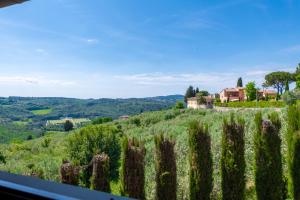 une maison au sommet d'une colline avec de l'herbe dans l'établissement Charming Country Retreat with stunning views, à Impruneta