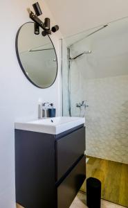 een badkamer met een wastafel en een spiegel bij Kuća za odmor LAVANDA in Sali