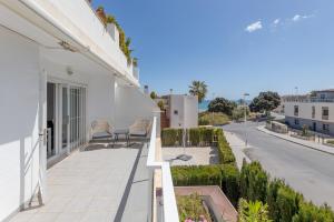 un balcon avec vue sur une rue dans l'établissement Nova SuperBeach 38, à Gran Alacant