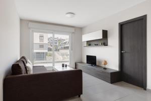 un salon avec un canapé et une télévision dans l'établissement Nova SuperBeach 38, à Gran Alacant