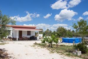 uma villa com vista para uma casa em Villa Tonzi Country House em Orosei