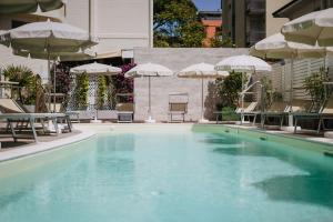 Bazén v ubytování Maison Hotel Lalla nebo v jeho okolí