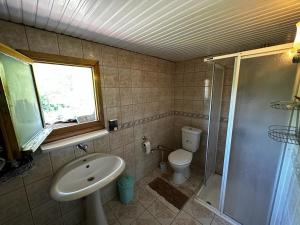 チャイェリにあるBeyaz Koskのバスルーム(シンク、シャワー、トイレ付)