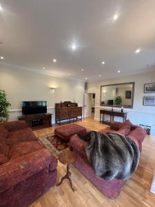 uma sala de estar com 2 sofás e uma televisão de ecrã plano em Victorian convent em Windsor