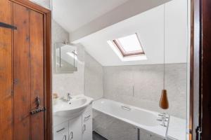 Et badeværelse på The Farmhouse at Thompson Ground + 15 billeder